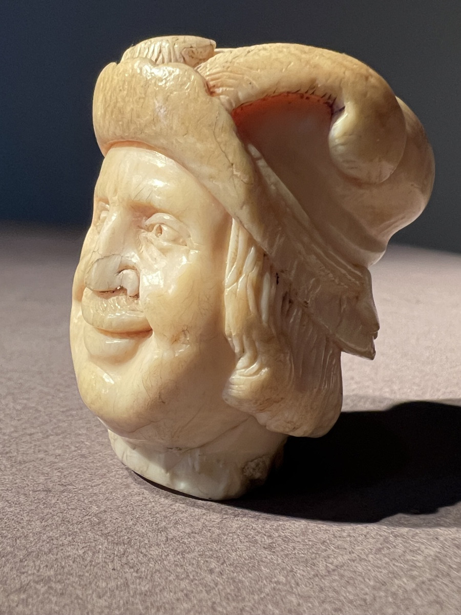 Pommeau de câne en ivoire représentant une tête d’homme souriant,  ca. 1650.-photo-5