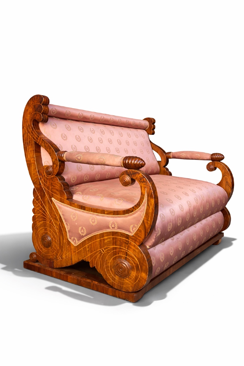 Canapé en placage de noyer, Biedermeier, Autriche vers 1825 par J. U. Danhauser.