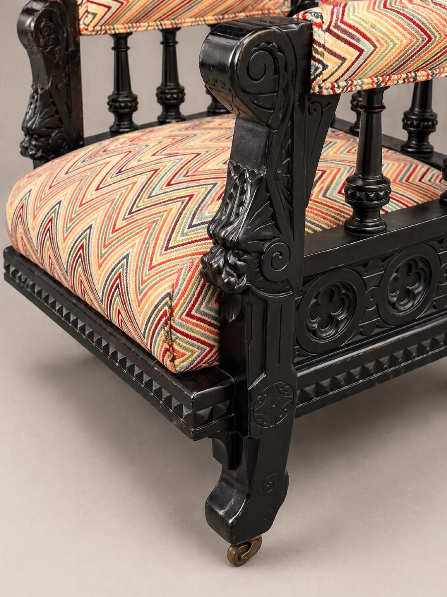 Paire de fauteuils club neo-gothiques en bois ébonise, Catalogne, vers 1890.-photo-1
