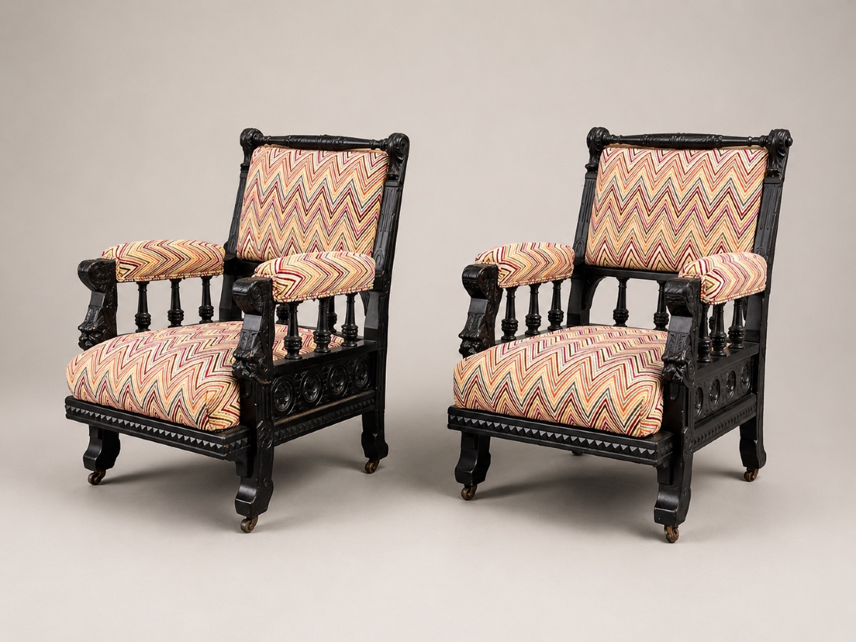 Paire de fauteuils club neo-gothiques en bois ébonise, Catalogne, vers 1890.