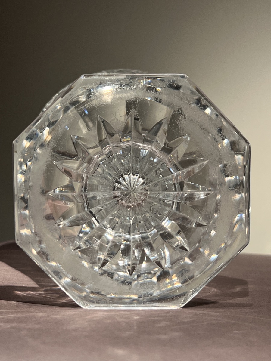 Vase en cristal Anglo-Irlandais en verre taillé a pointes de diamands, époque Géorgienne, 1830.-photo-1