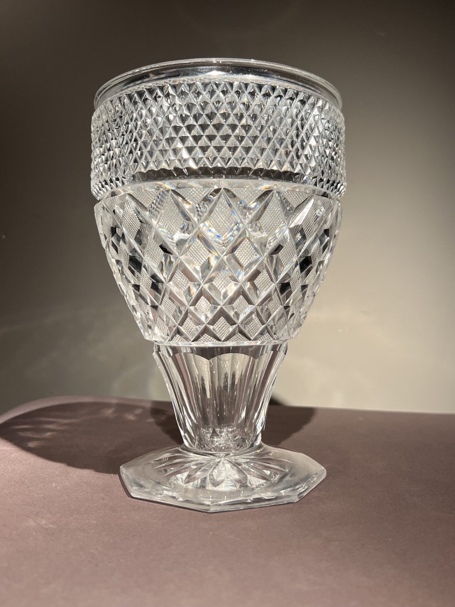 Vase en cristal Anglo-Irlandais en verre taillé a pointes de diamands, époque Géorgienne, 1830.
