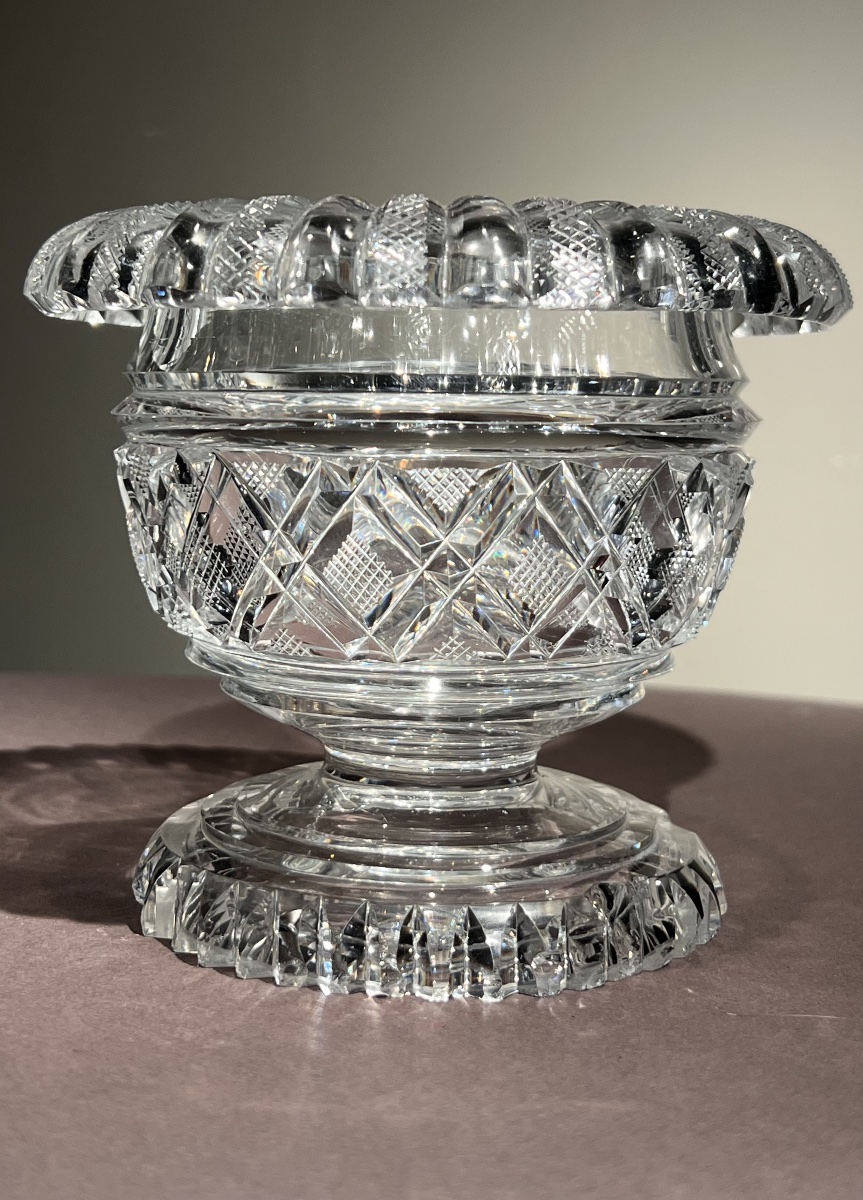 Bol a fleurs en verre taillé, Anglo-Irlandais, Waterford (?), ca. 1830-1840.