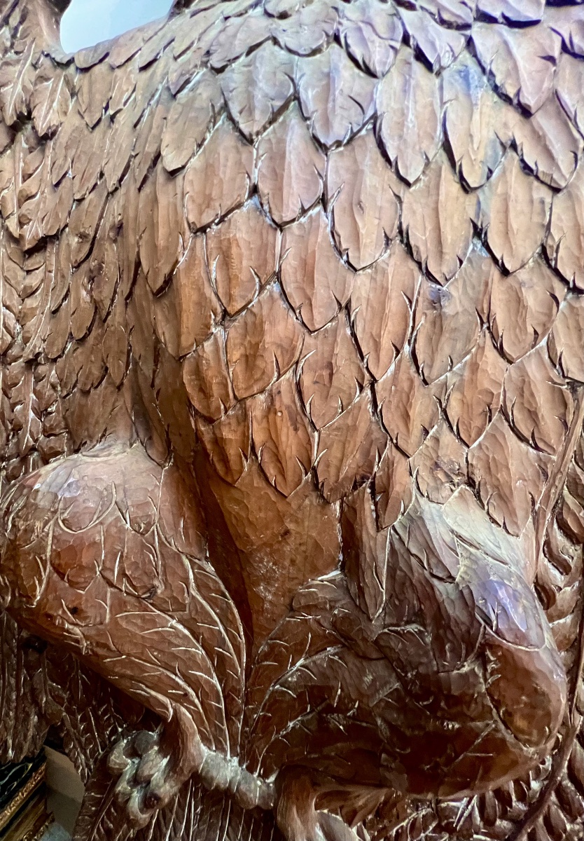 Aigle en bois sculpté tennant une grappe de raisins dans son bec, Europe centrale, 19e.-photo-1