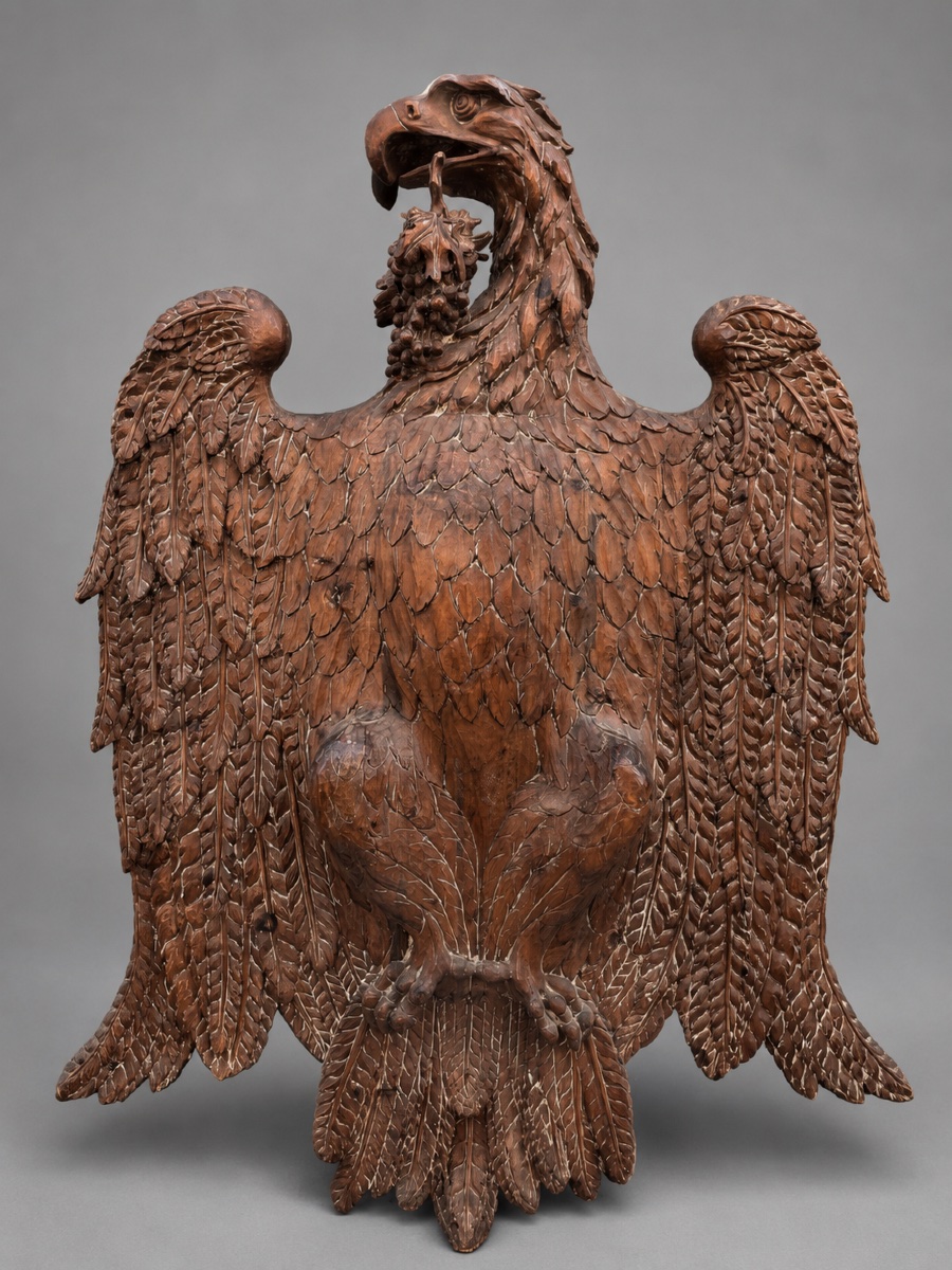 Aigle en bois sculpté tennant une grappe de raisins dans son bec, Europe centrale, 19e.