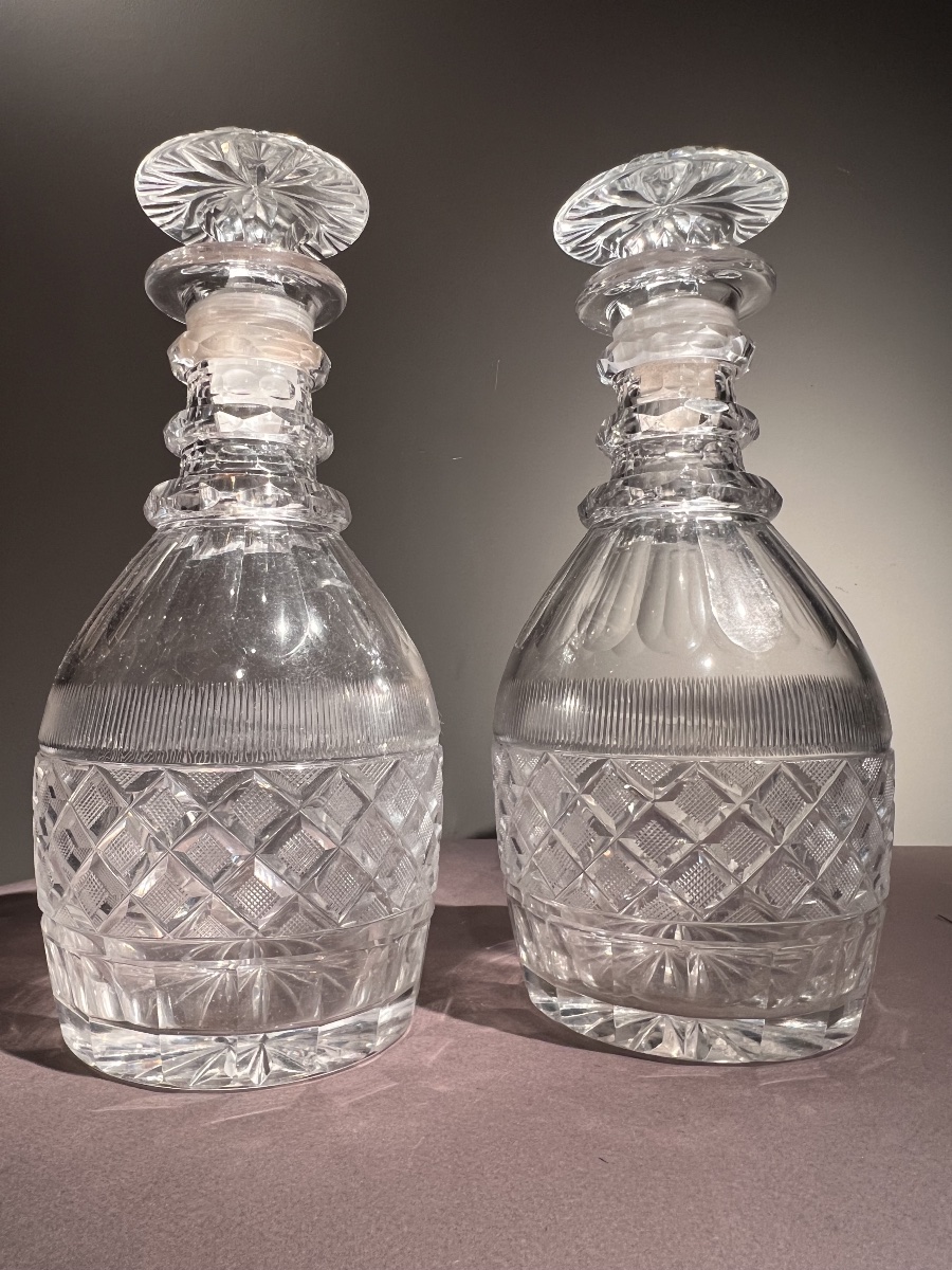 Paire de caraffes en verre taillé, Vonêche ou Baccarat, vers 1810-1820.