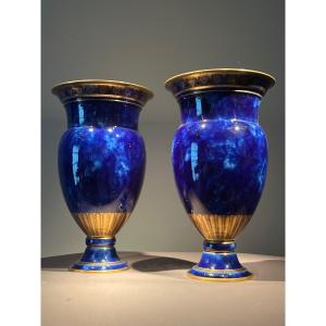 Paire De Vases En Porcelaine De Sèvres décorées à l’or fin, datées 1865, époque Napoléon III.