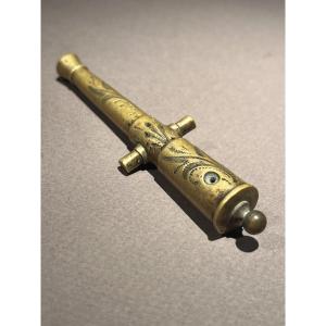 Petit fût de canon de midi, monté à l'origine sur un cadran solaire, en bronze ciselé.