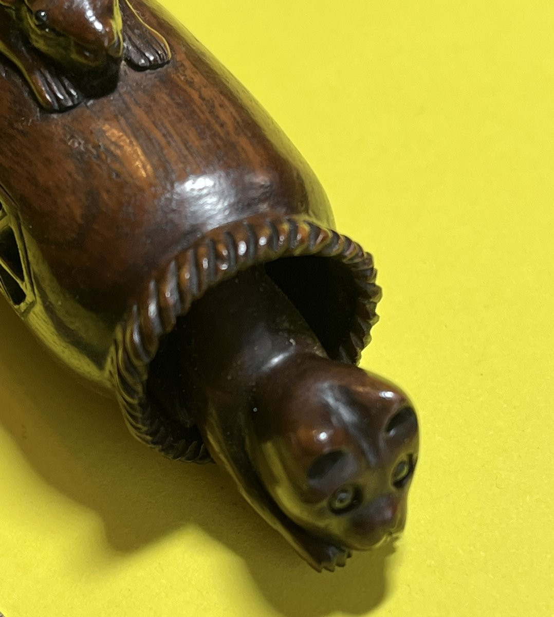 Netsuke en bois sculpté signé-photo-3