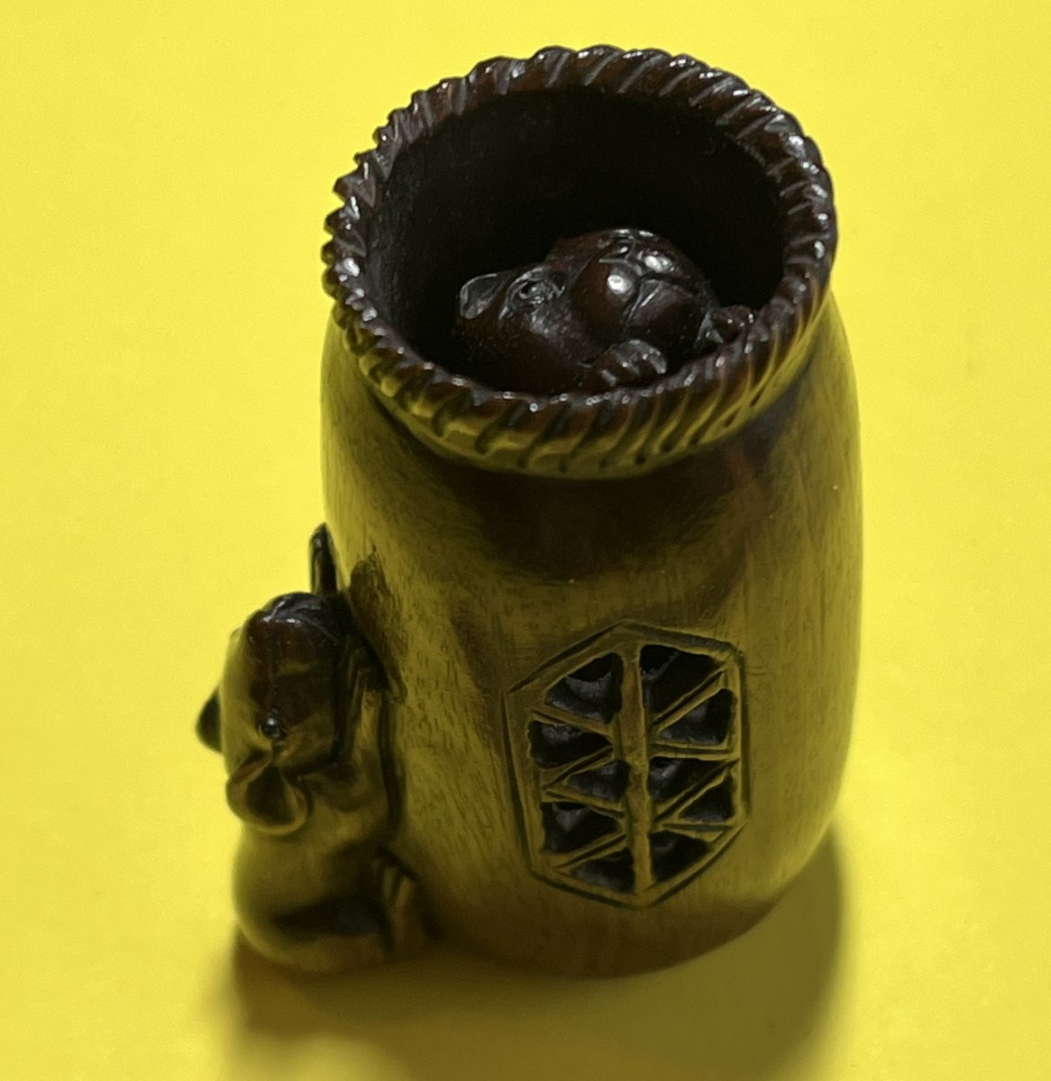 Netsuke en bois sculpté signé-photo-1