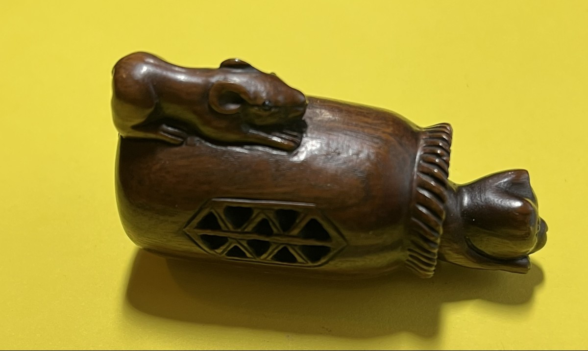 Netsuke en bois sculpté signé