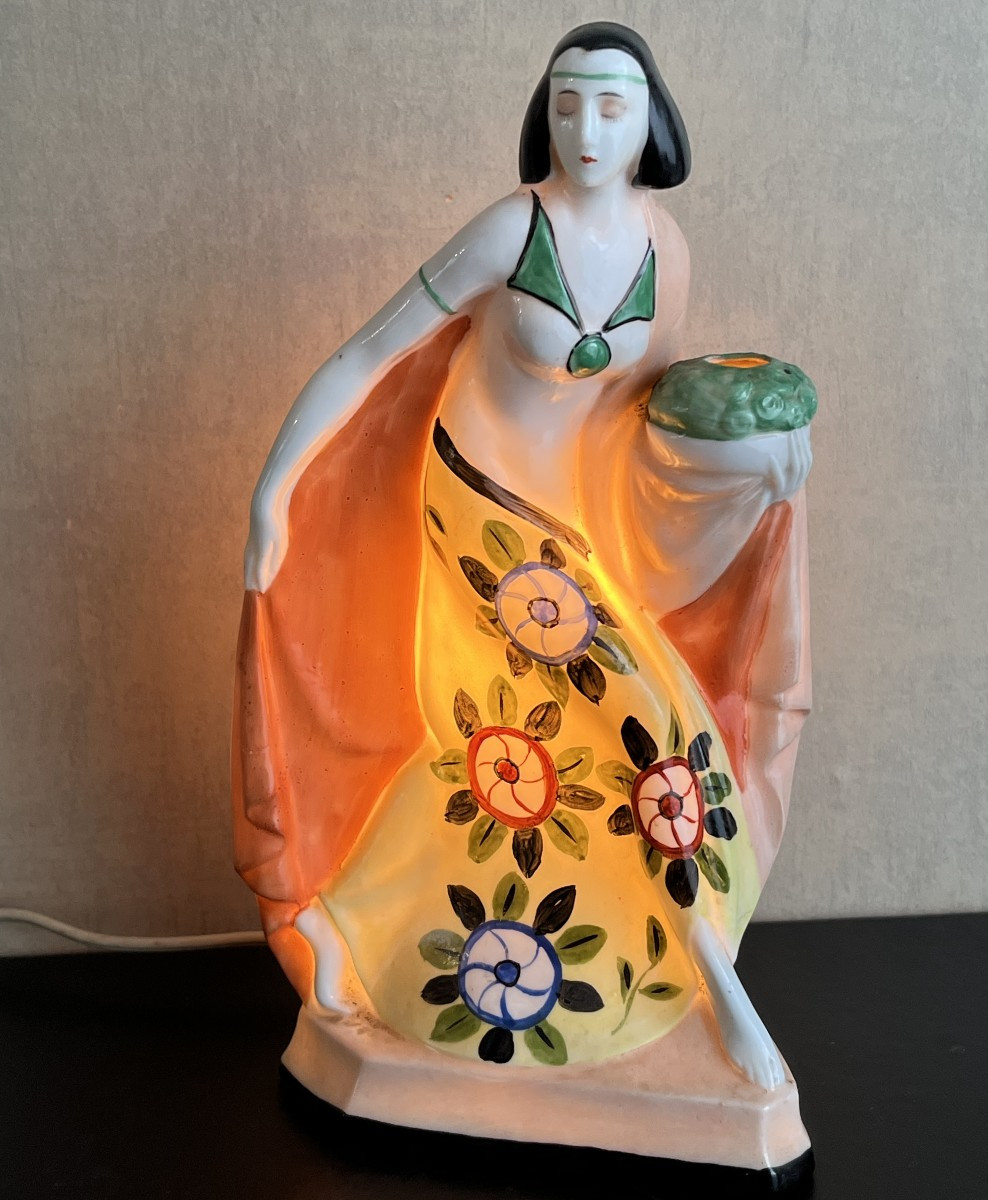 Veilleuse Art Déco en porcelaine polychrome – Femme stylisée – Années 1930 – Numérotée 10589