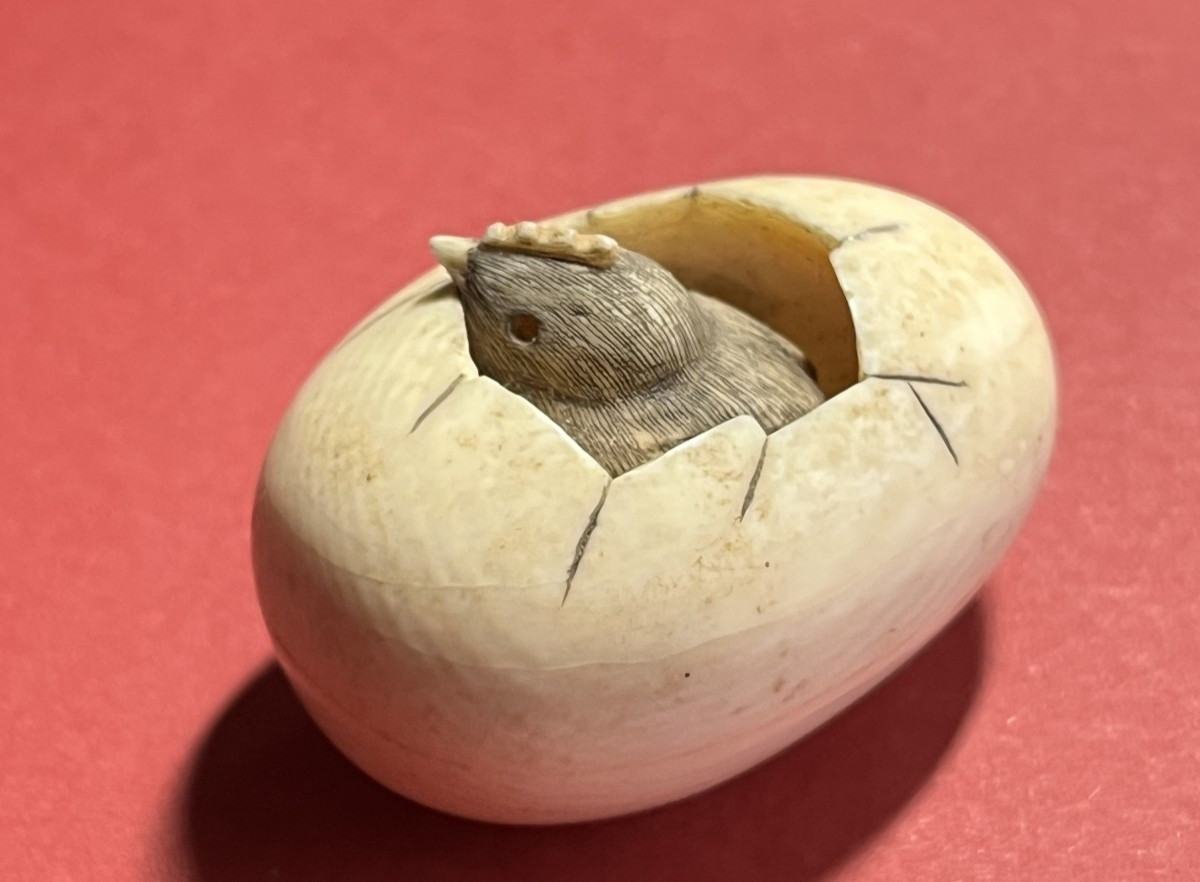 Netsuke japonais ancien – poussin sortant de l’œuf – signature Mitsuhiro 