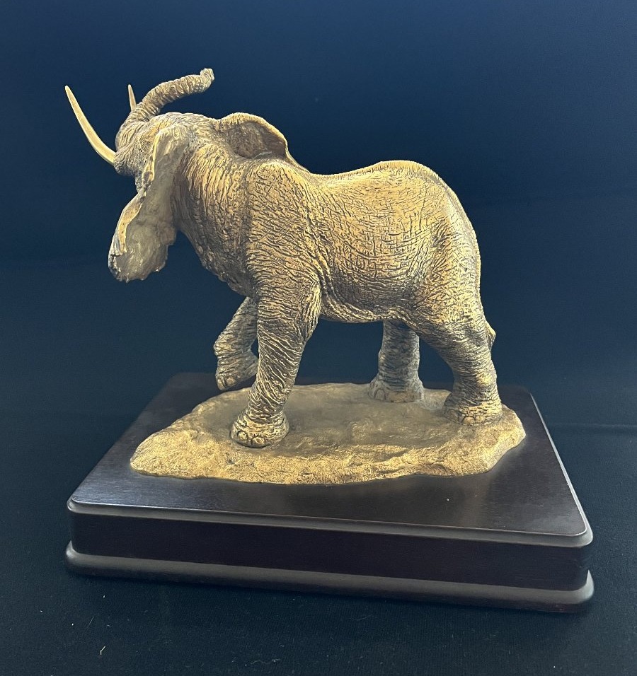 Éléphant doré “The Golden Elephant” – Anthony J. Jones-photo-4