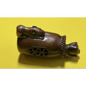Netsuke en bois sculpté signé