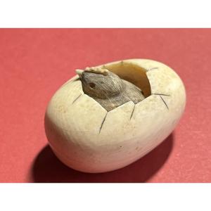 Netsuke japonais ancien – poussin sortant de l’œuf – signature Mitsuhiro 