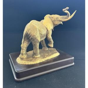 Éléphant doré “The Golden Elephant” – Anthony J. Jones