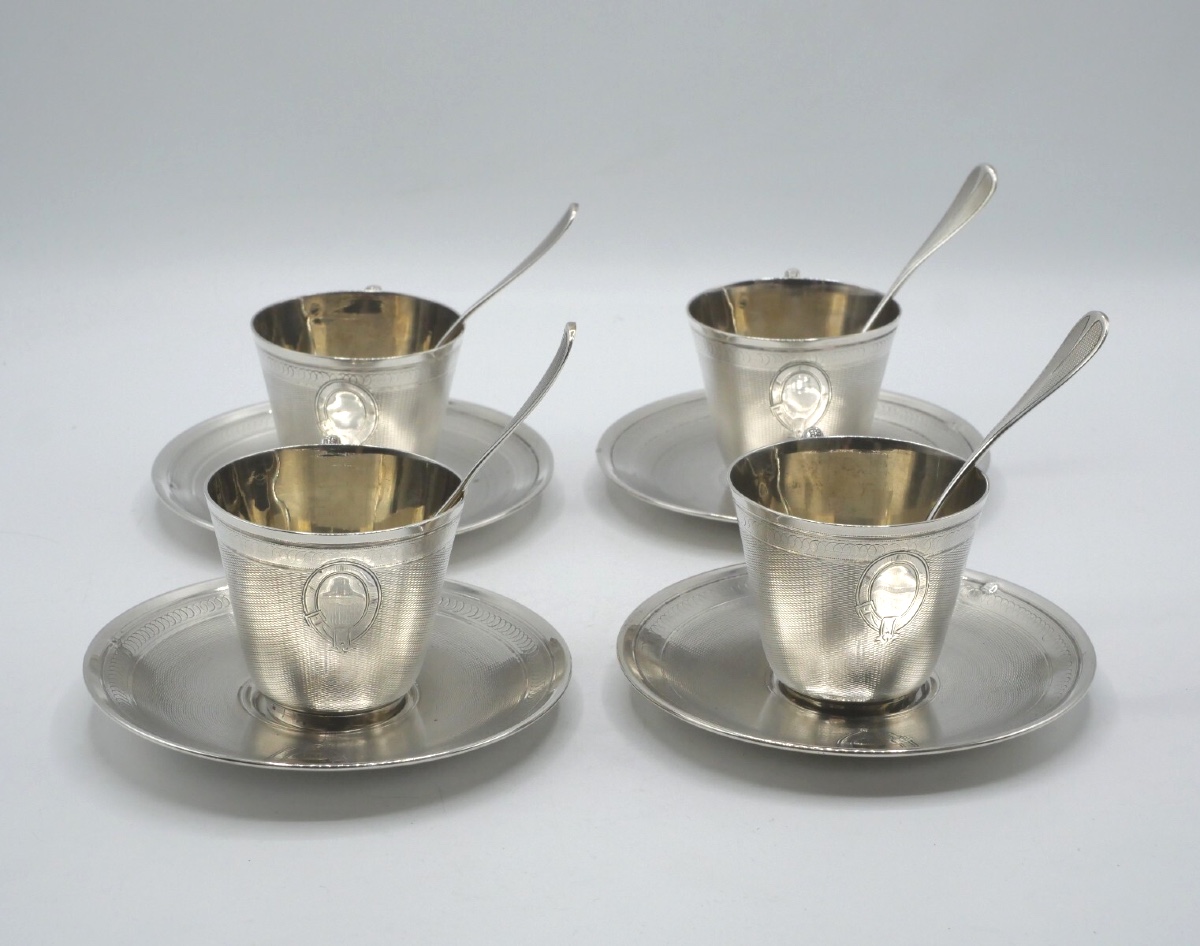 Suite de 4 tasses et sous tasses avec leurs cuillères en argent massif