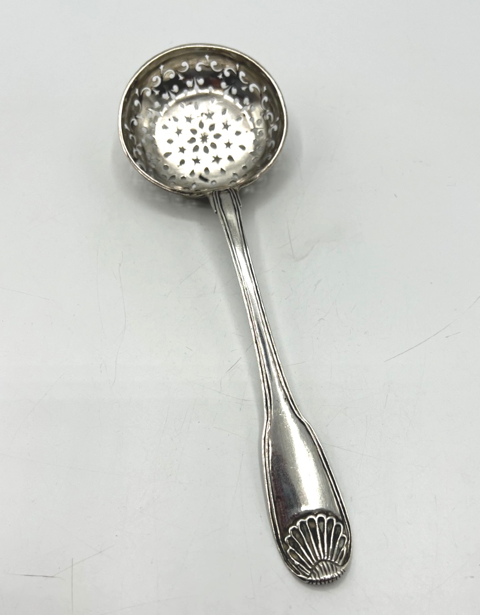 Saupoudreuse Ou Cuillère à Sucre En Argent Massif 18ème, Fougères (juridiction de Rennes)