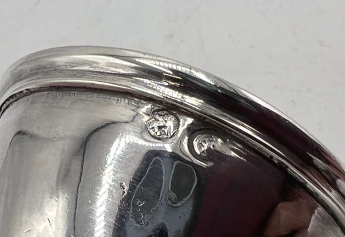 Solid Silver Tripod Egg Cup-photo-2