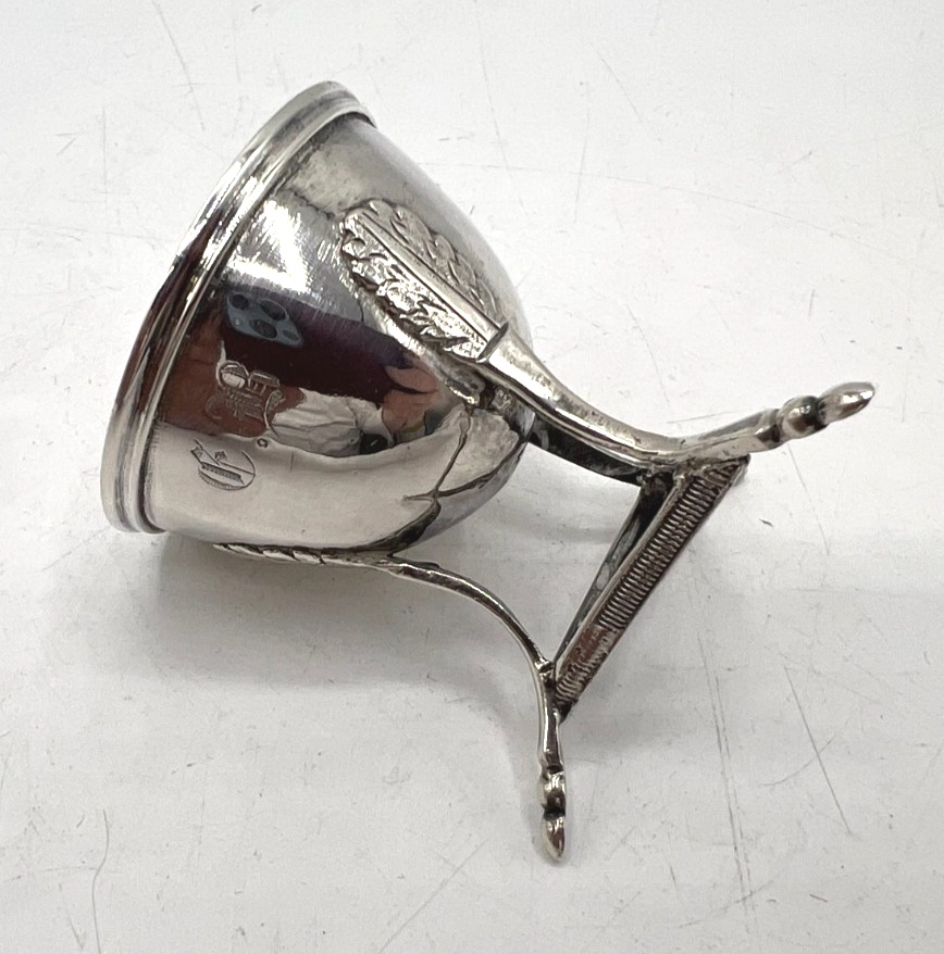 Solid Silver Tripod Egg Cup-photo-4