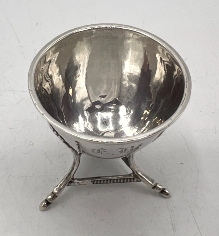 Solid Silver Tripod Egg Cup-photo-3