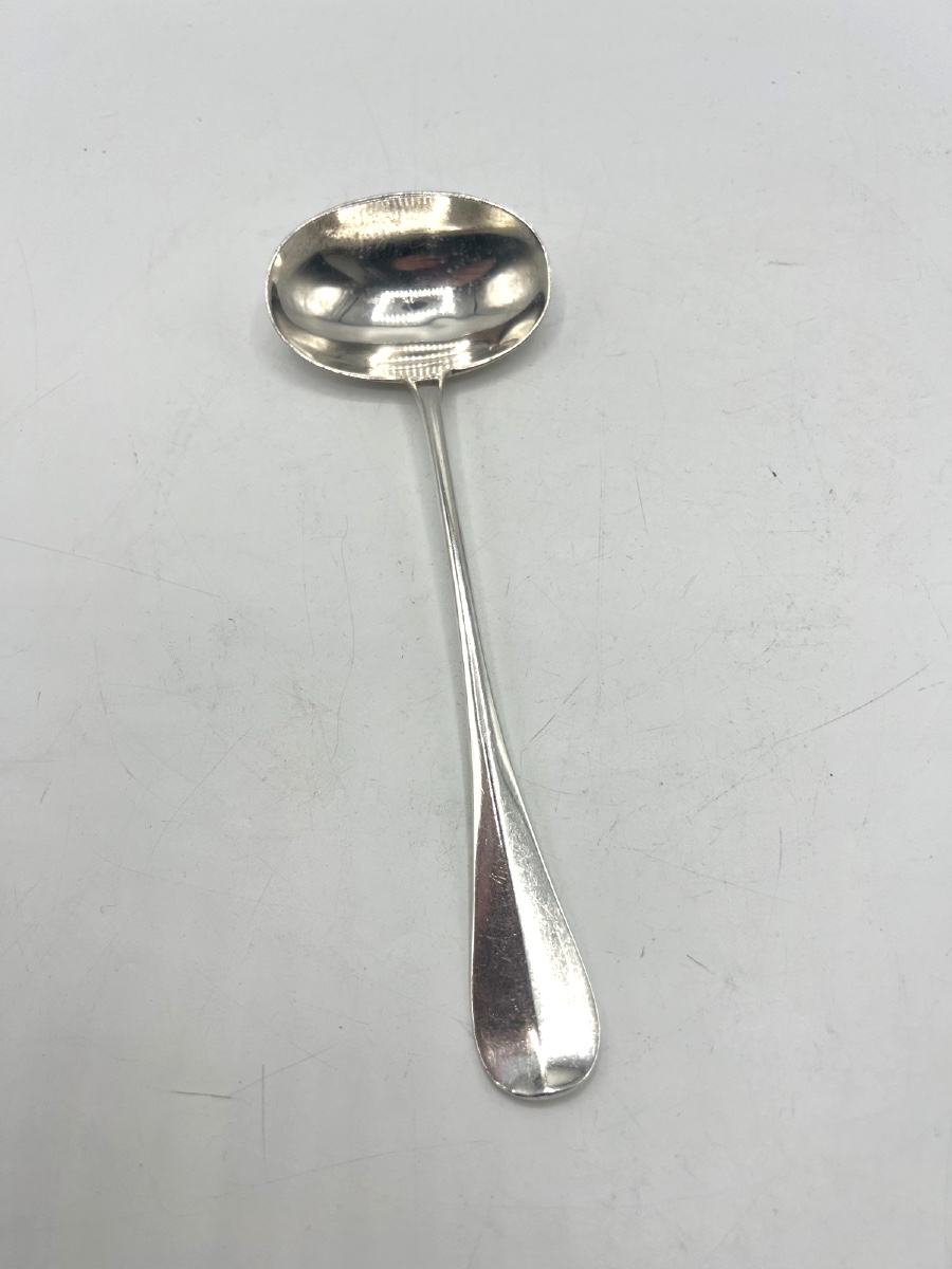 Cuillère à sauce en argent massif
