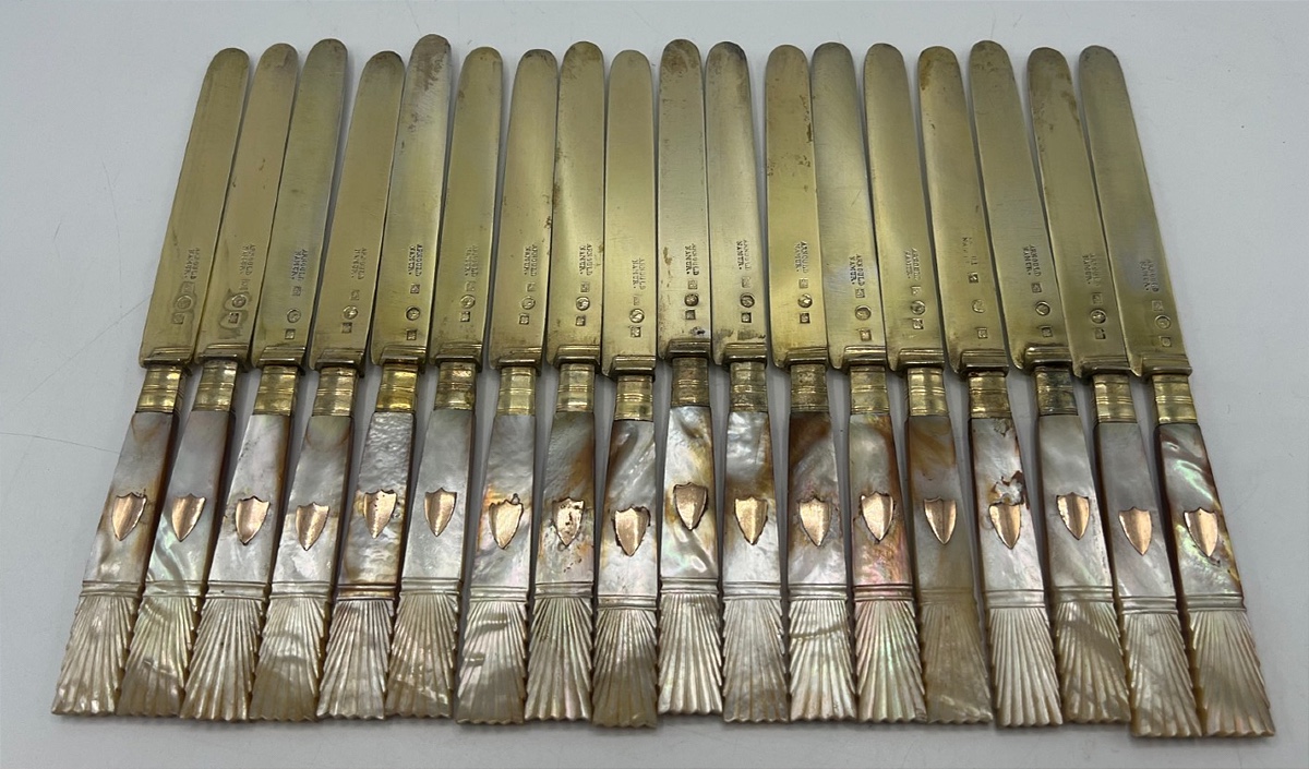 18 couteaux à fruits 19ème en vermeil et nacre, Belgique