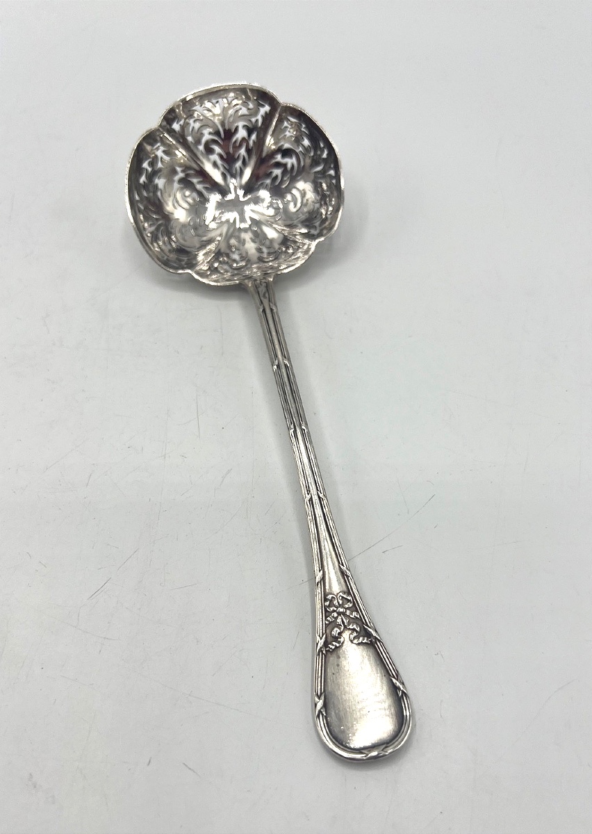 Saupoudreuse ou cuillère à sucre en argent massif par Puiforcat