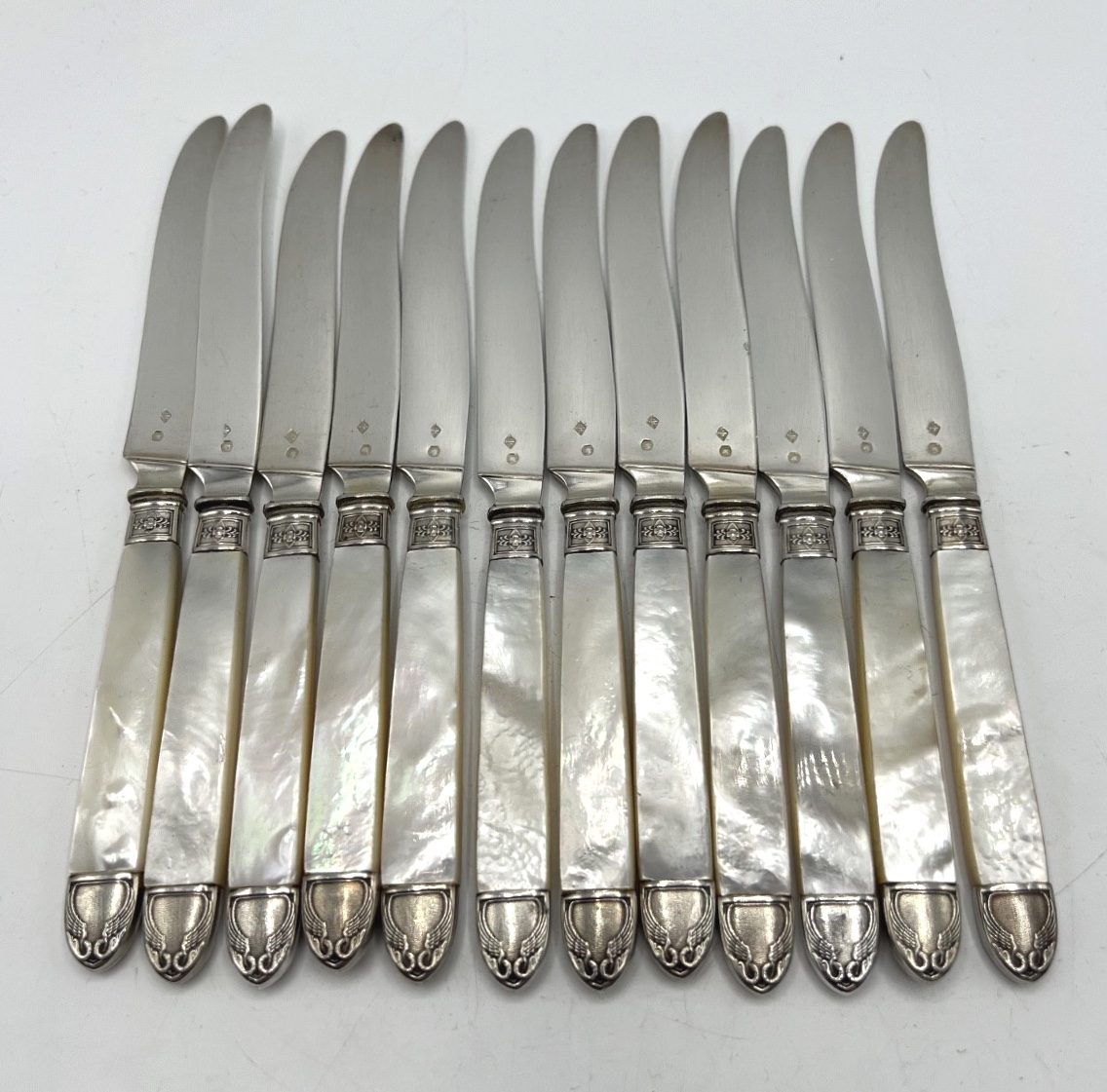 12 couteaux à fruits en argent massif manches nacre