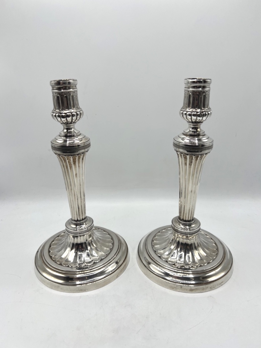 Paire de bougeoirs en argent massif 18ème siècle