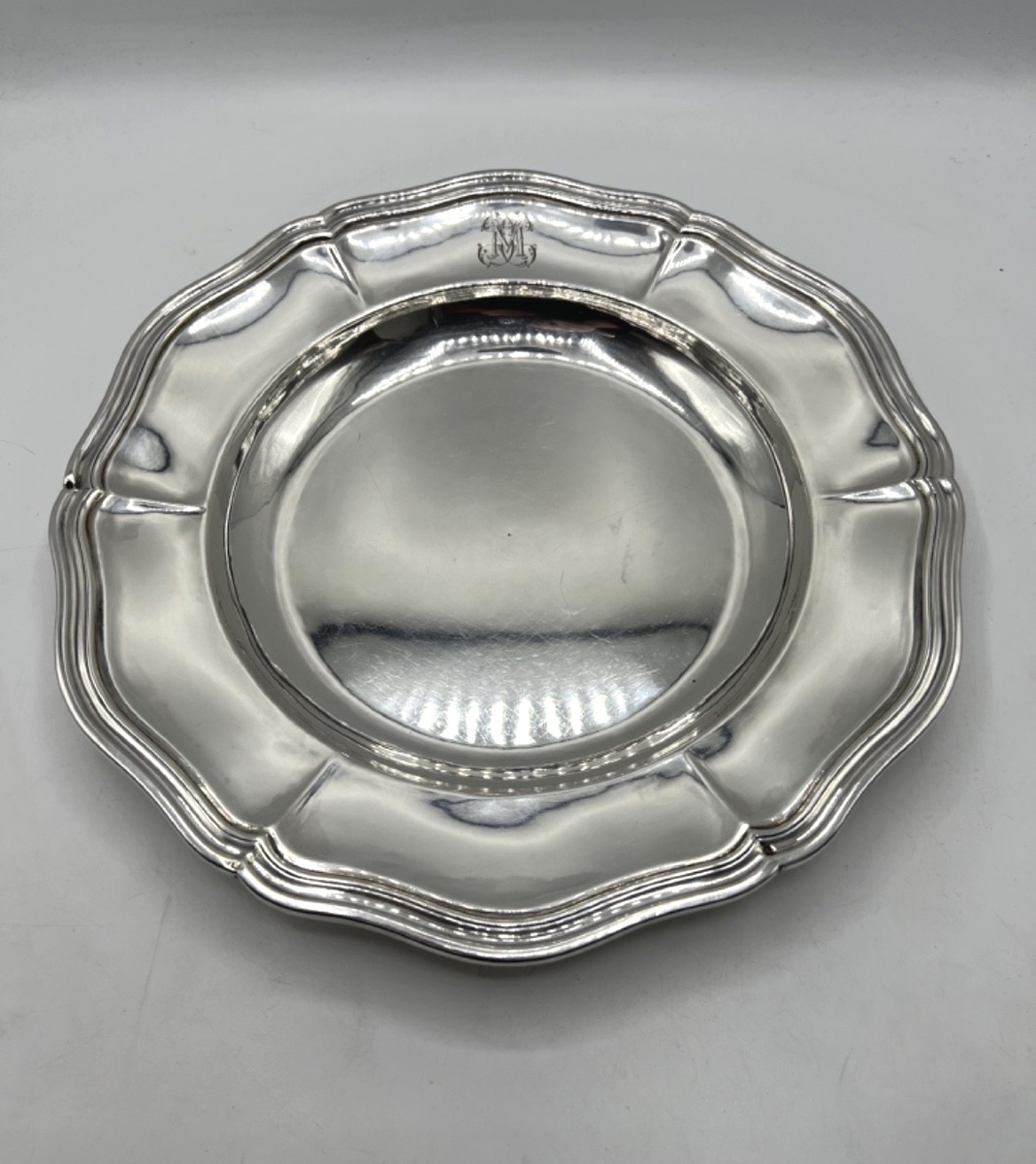 Plat rond creux en argent massif par Odiot