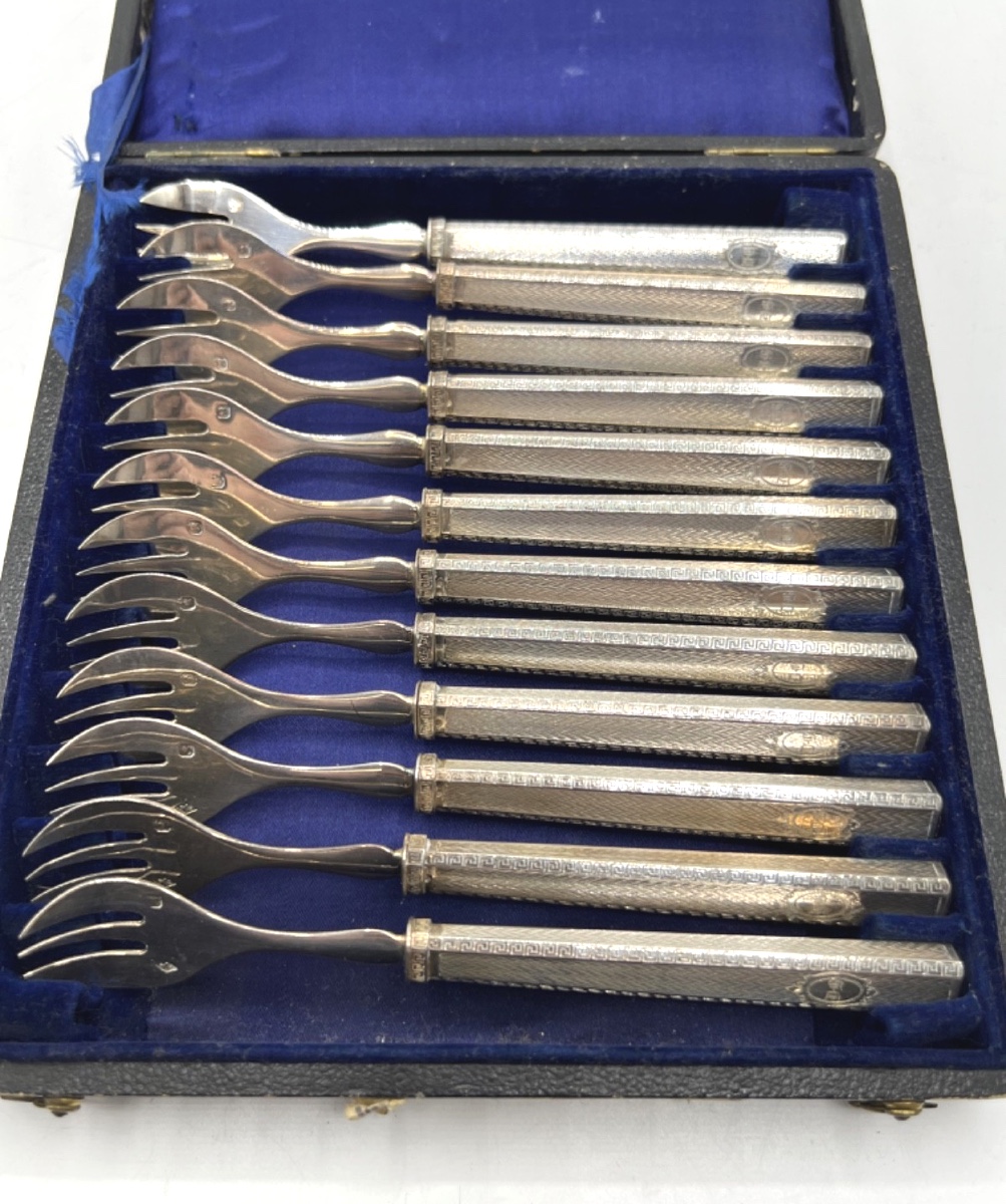 Suite de 12 fourchettes à huîtres en argent massif
