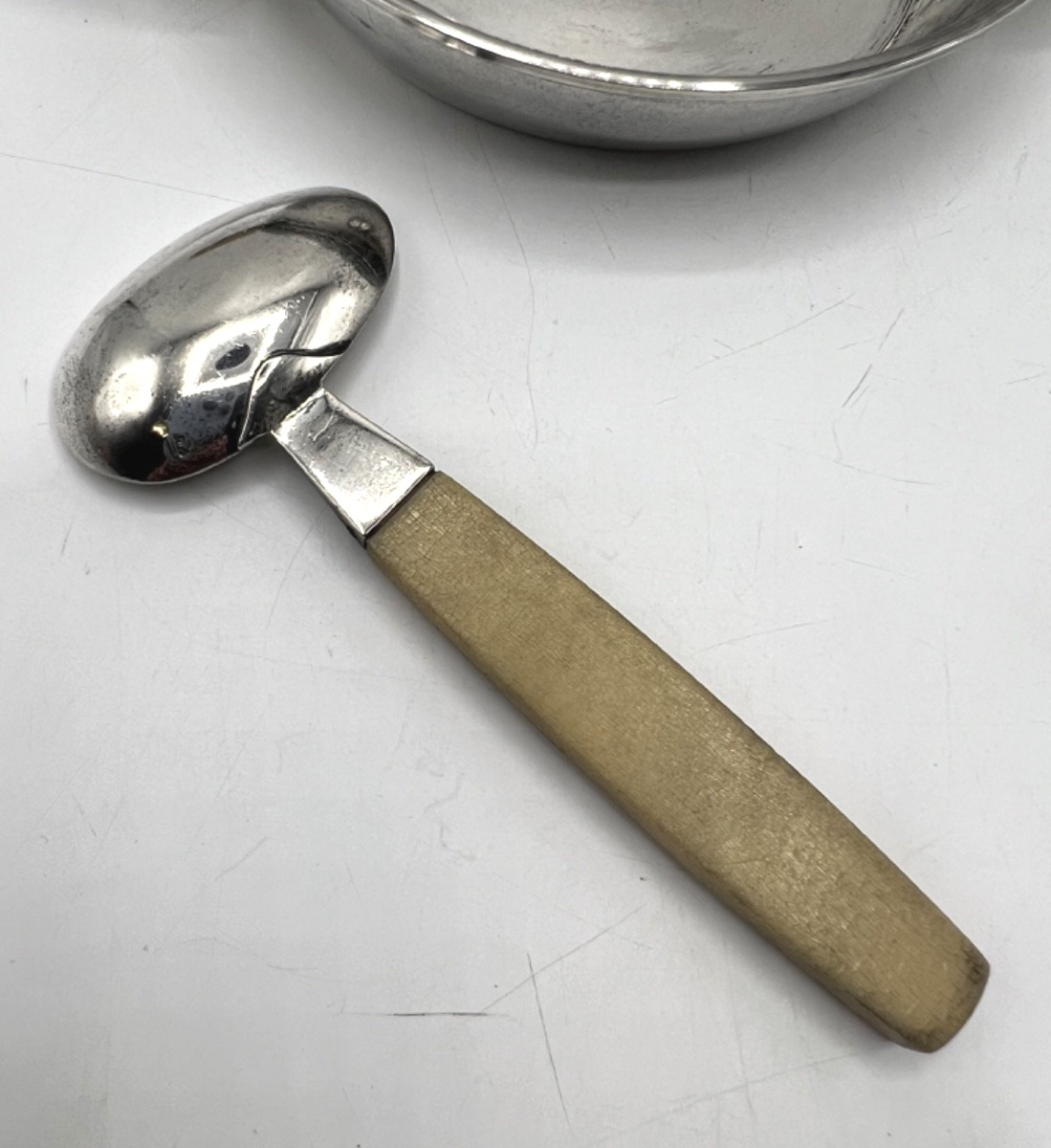 Assiette à bouillie et sa cuillère en argent massif, Art déco-photo-1