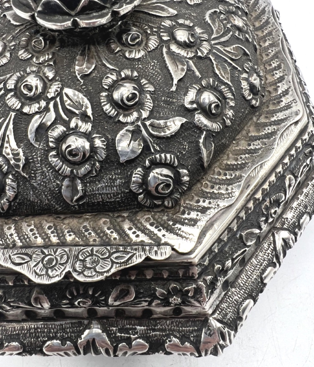 Solid Silver Octagonal Quadripod Box Decorated With Flowers And Blood Jasper-photo-3