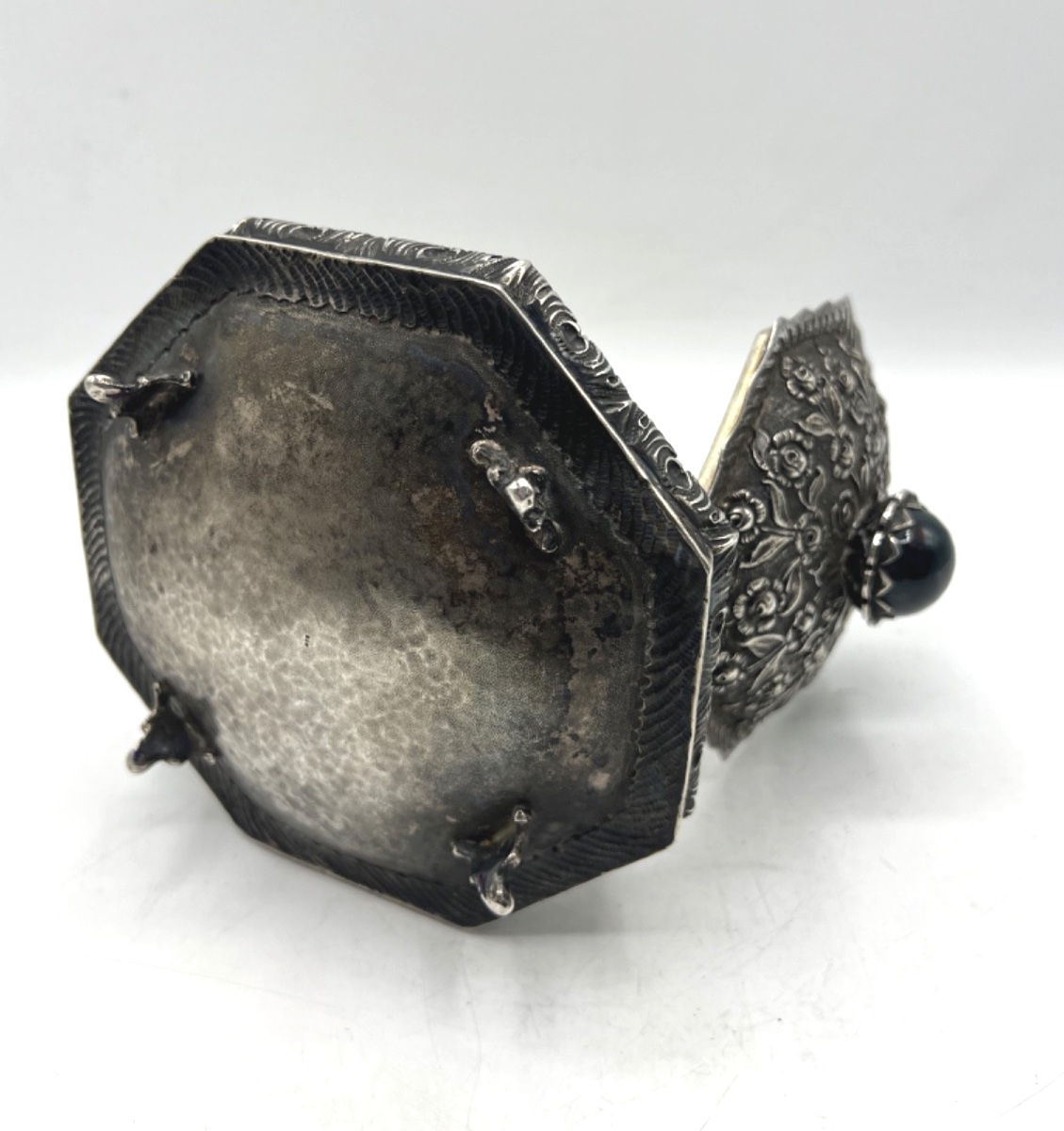 Solid Silver Octagonal Quadripod Box Decorated With Flowers And Blood Jasper-photo-1