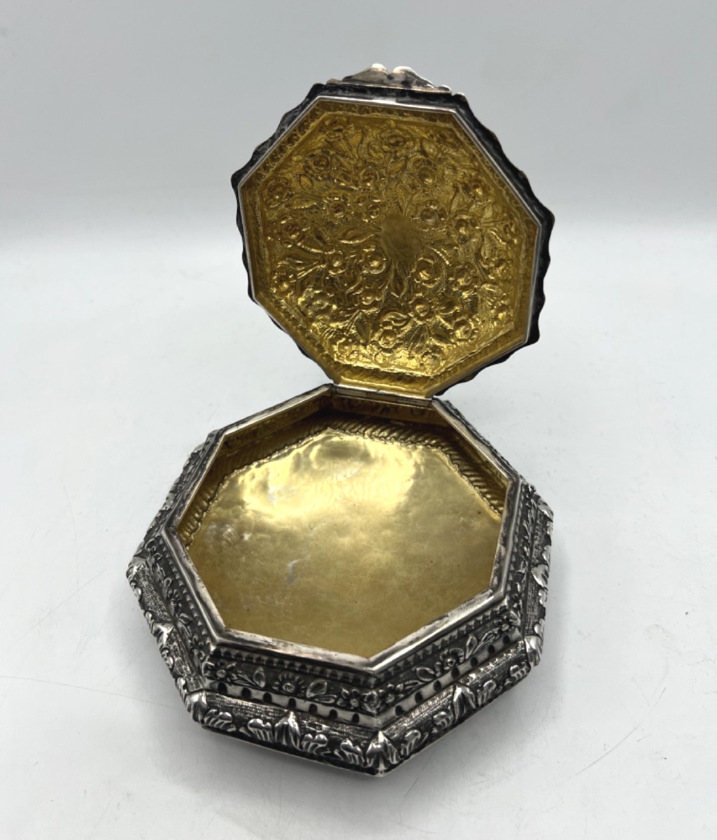 Solid Silver Octagonal Quadripod Box Decorated With Flowers And Blood Jasper-photo-2