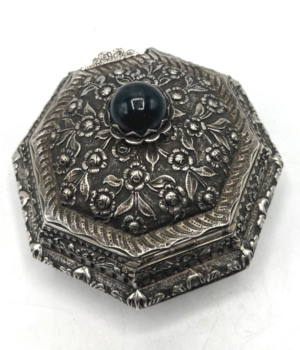 Solid Silver Octagonal Quadripod Box Decorated With Flowers And Blood Jasper-photo-3
