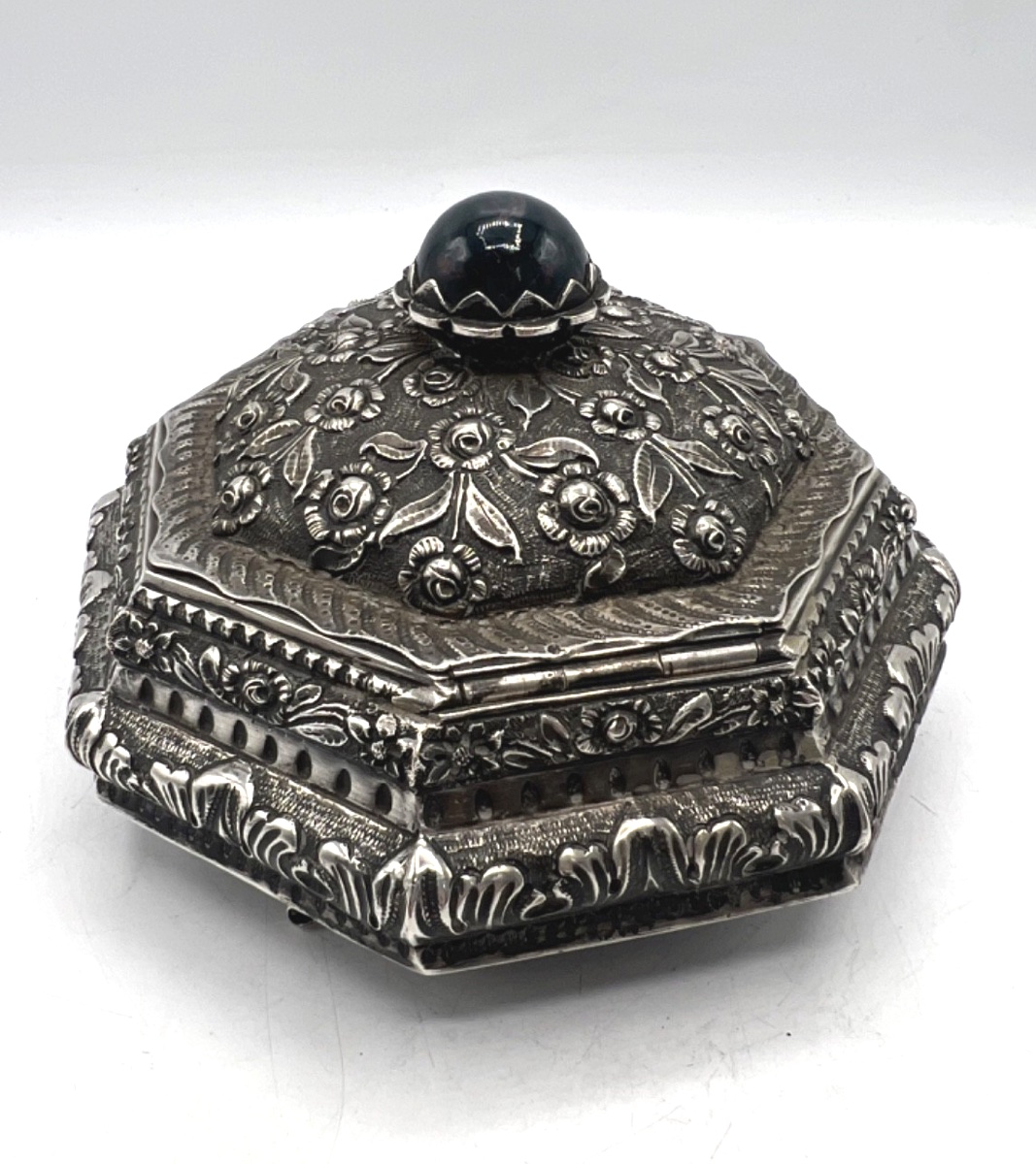 Solid Silver Octagonal Quadripod Box Decorated With Flowers And Blood Jasper-photo-4