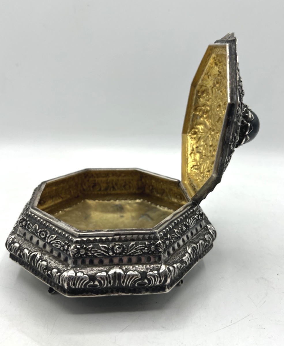 Solid Silver Octagonal Quadripod Box Decorated With Flowers And Blood Jasper-photo-5