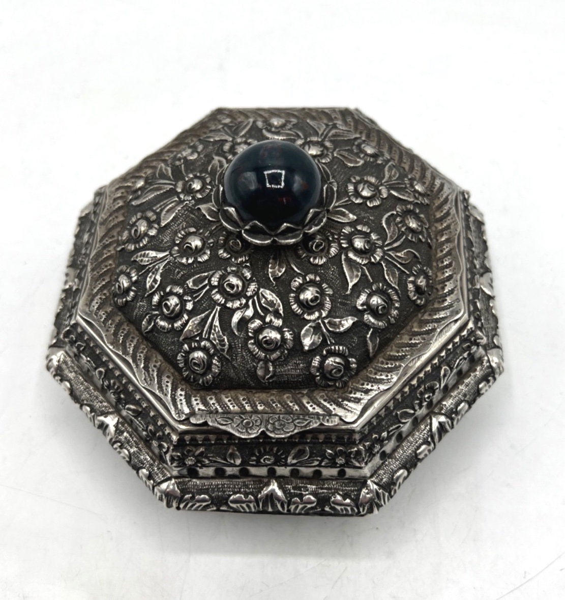 Solid Silver Octagonal Quadripod Box Decorated With Flowers And Blood Jasper-photo-6