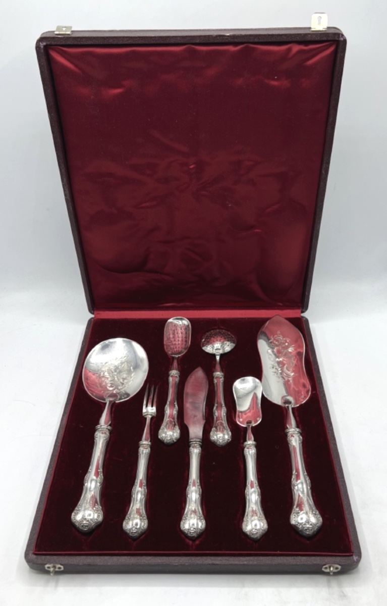 Coffret de 7 pièces de service en argent massif