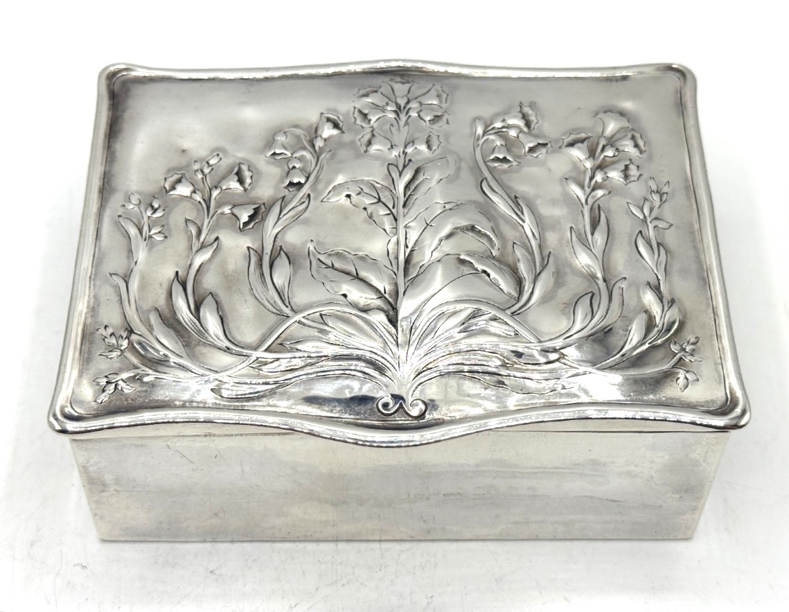 Boite en argent massif Art Nouveau