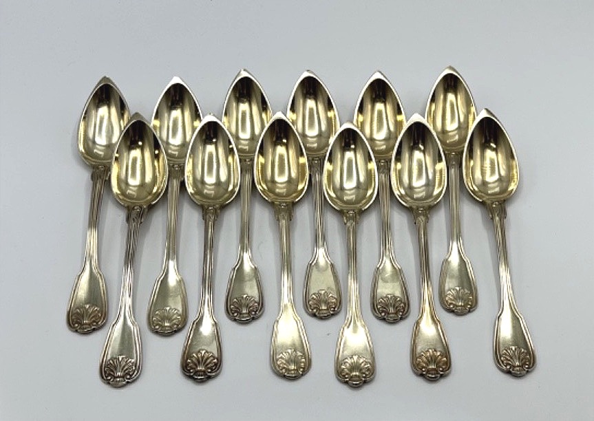 12 cuillères à café en vermeil, décor coquille