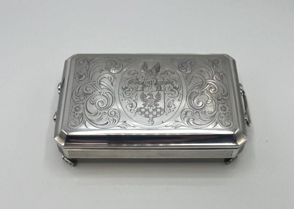 Boîte quadripode en argent massif époque 19ème