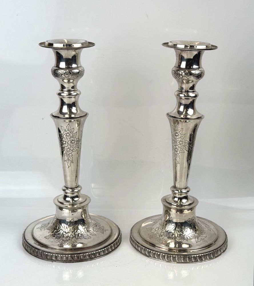 Paire de bougeoirs en argent massif par Odiot