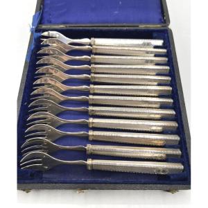 Suite de 12 fourchettes à huîtres en argent massif