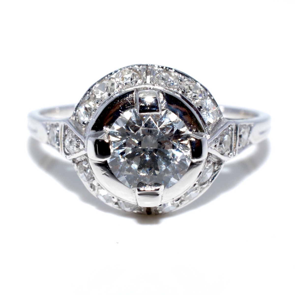 Bague Art Déco entourage diamants