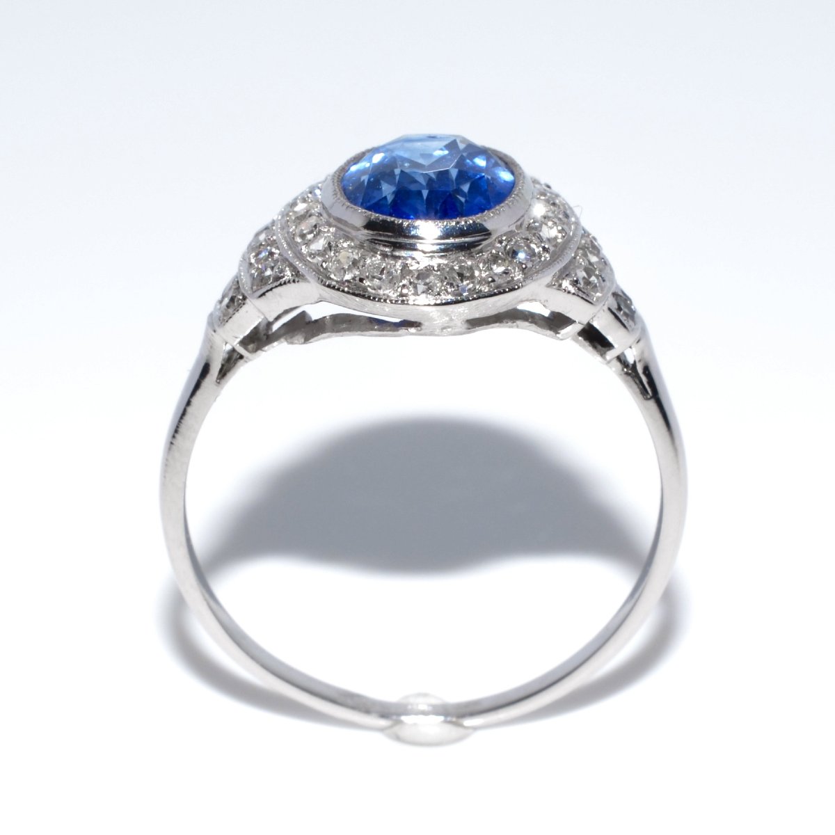 Bague Art Déco en saphir et entourage diamants-photo-3