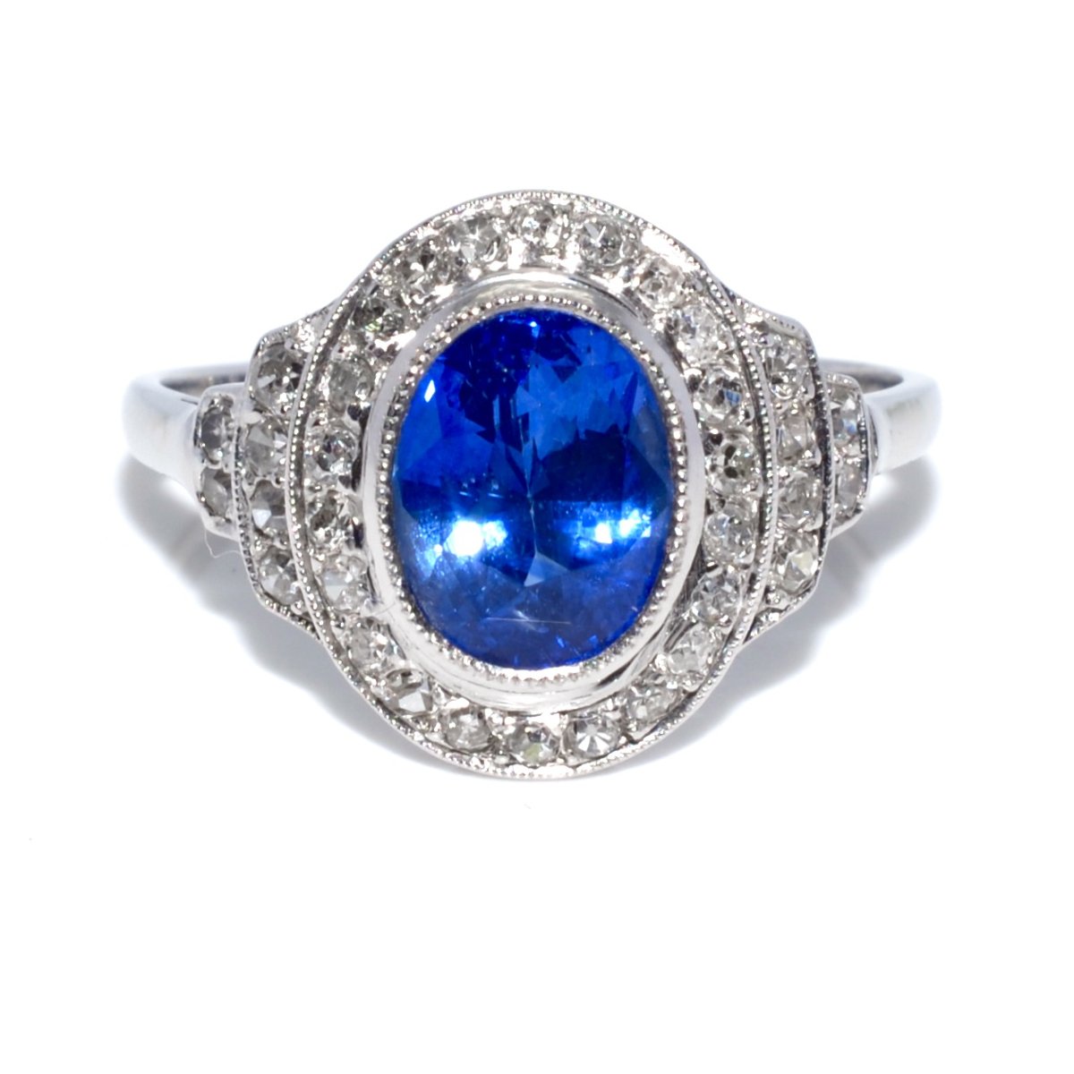 Bague Art Déco en saphir et entourage diamants